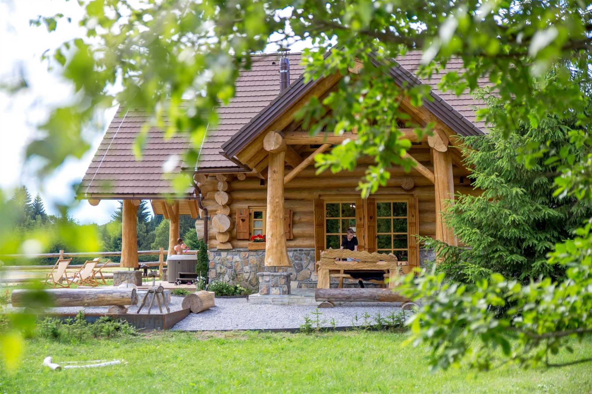 Charming cottage with outdoor jacuzzi in Hlevci