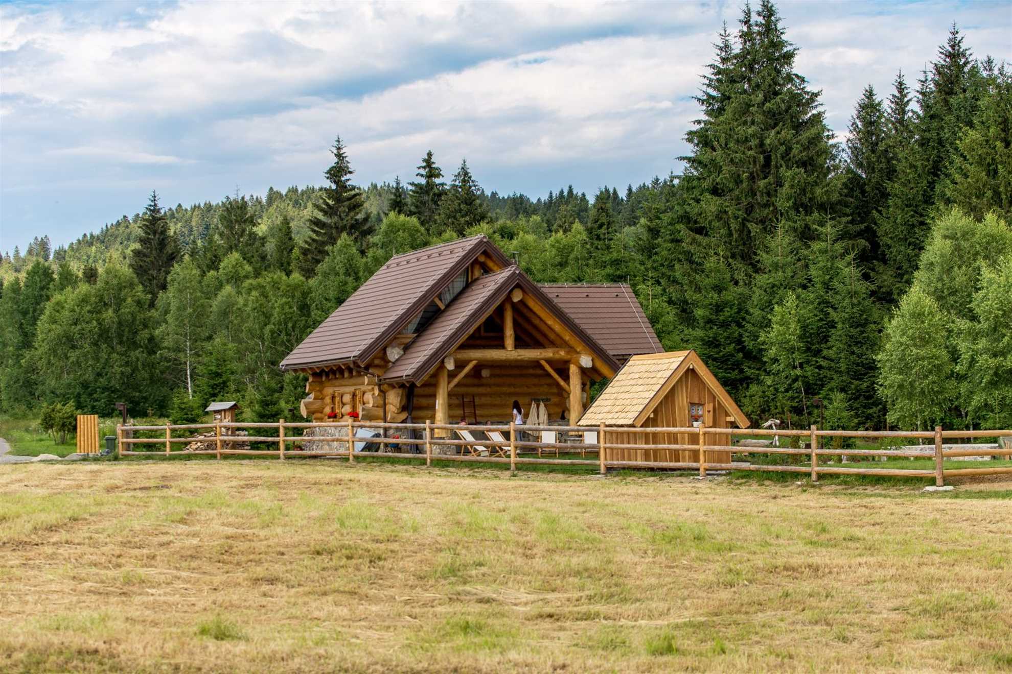 Charming cottage with outdoor jacuzzi in Hlevci