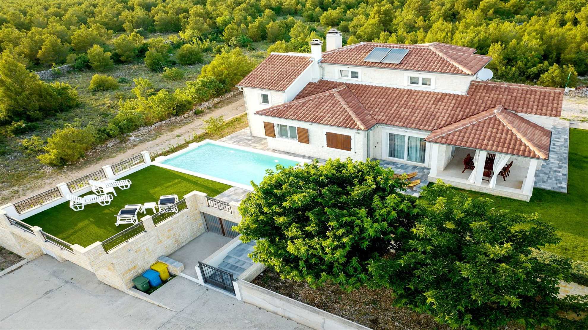 Lovely poolside villa in Dubrava