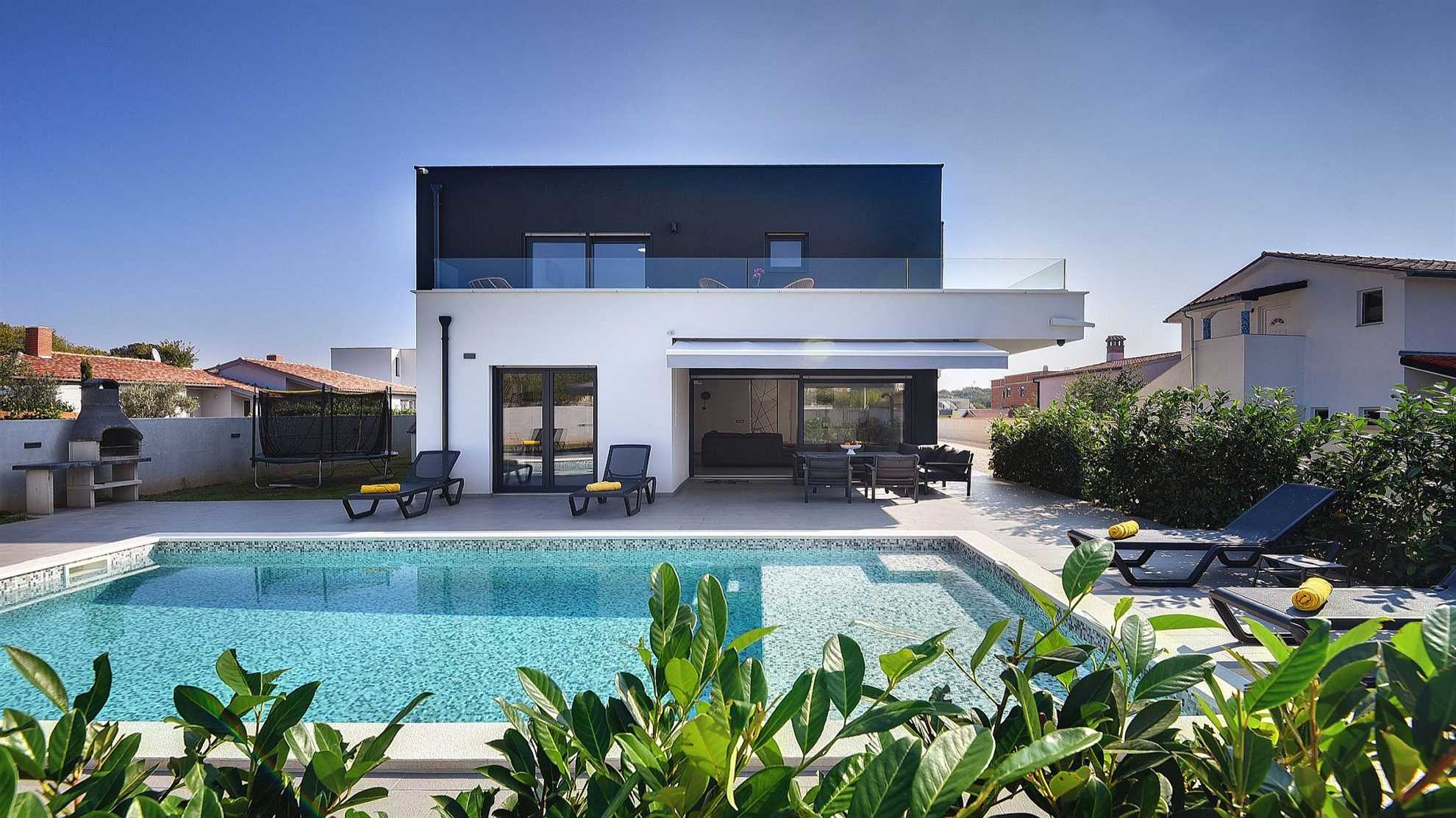 Luxurious complex with two swimming pools in Pula