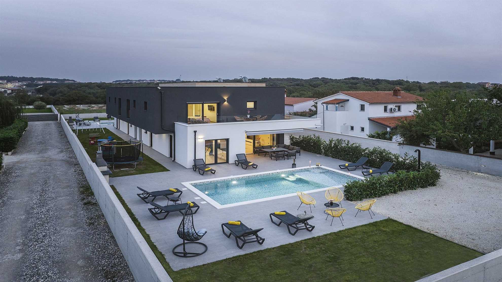 Luxurious complex with two swimming pools in Pula