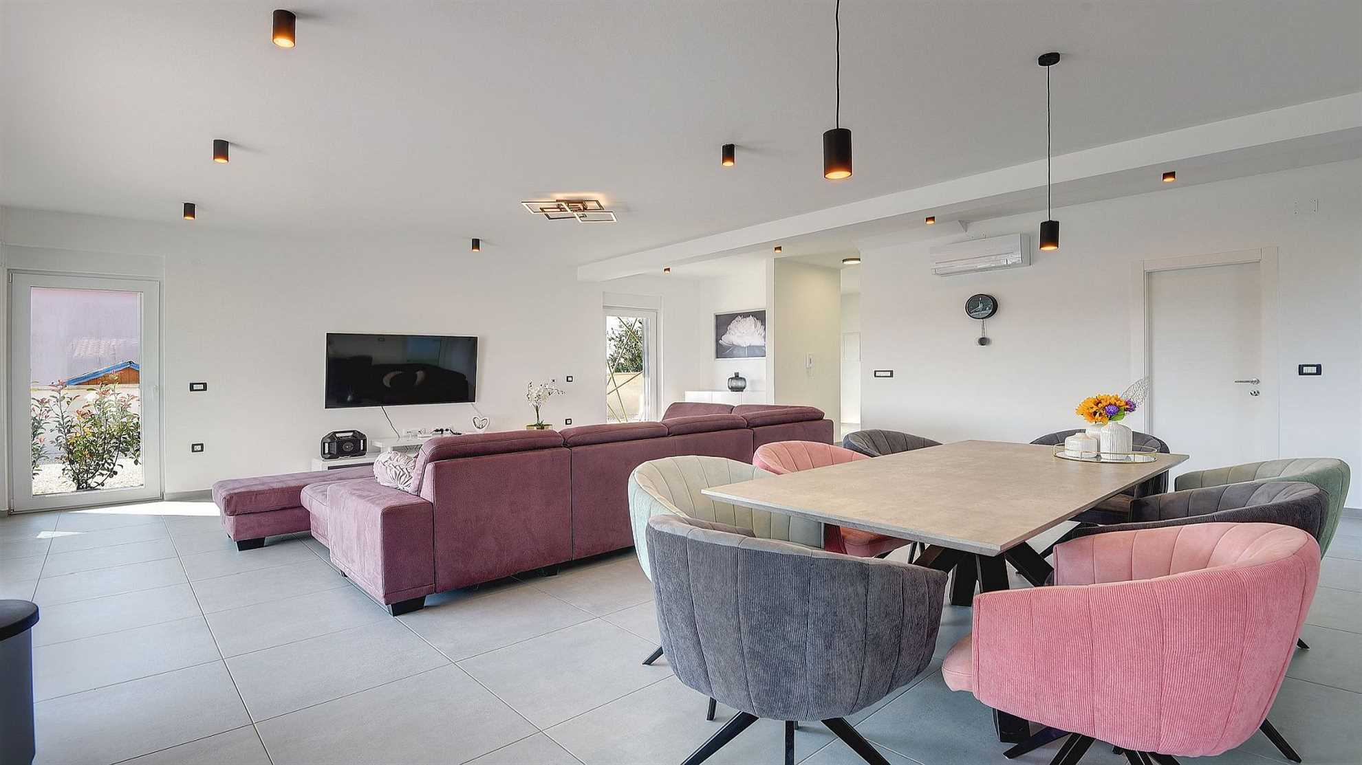Luxurious and elegant poolside villa in Pula