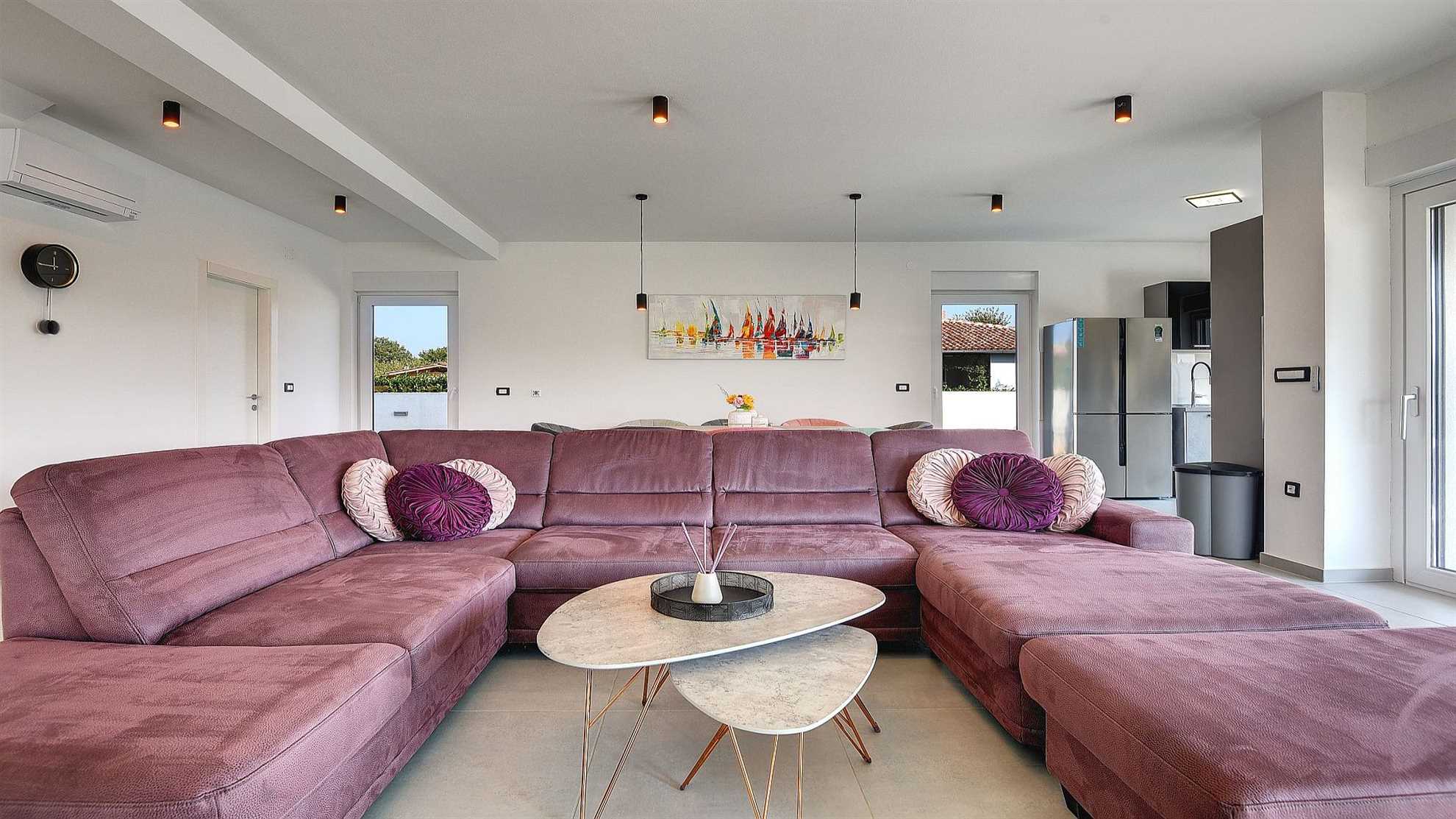 Luxurious and elegant poolside villa in Pula