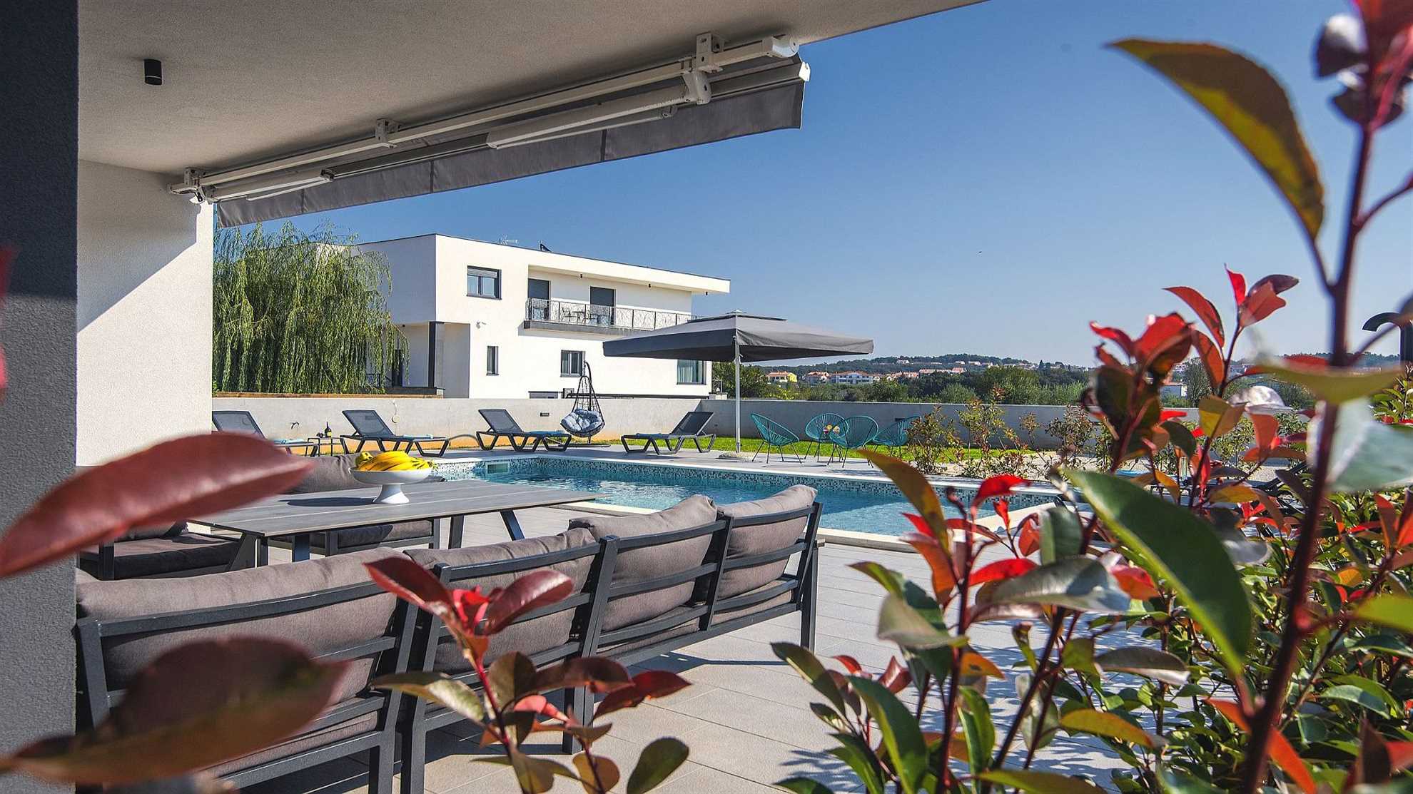 Luxurious and elegant poolside villa in Pula