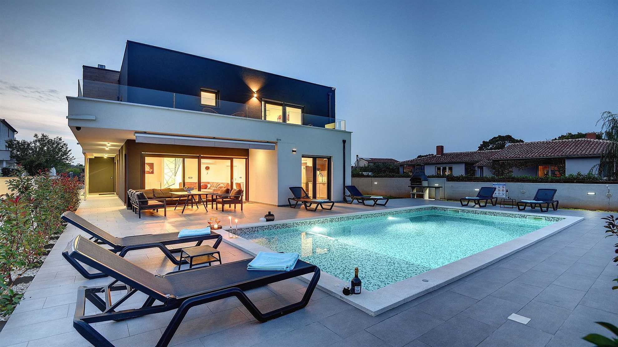 Luxurious and elegant poolside villa in Pula