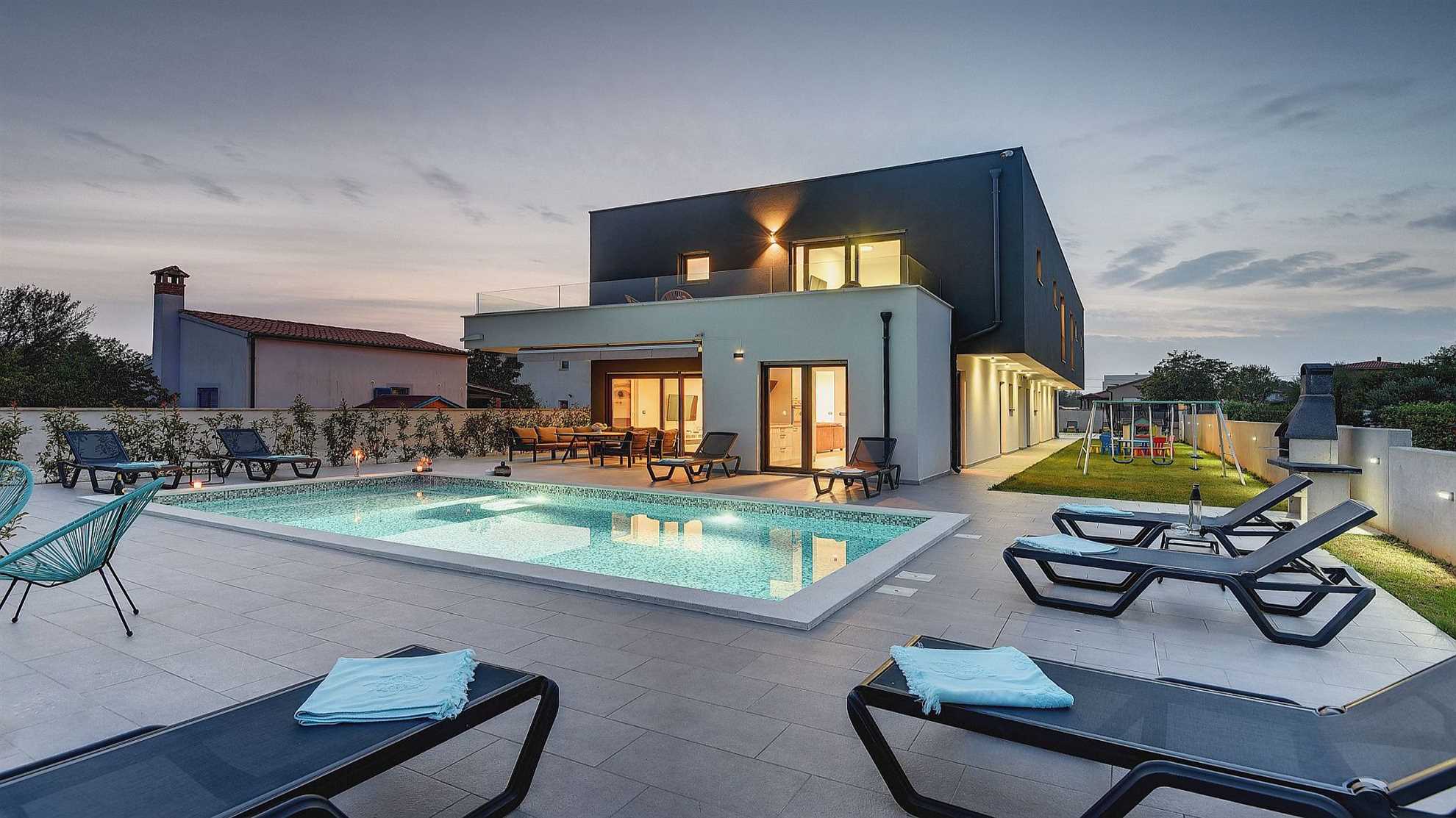 Luxurious and elegant poolside villa in Pula