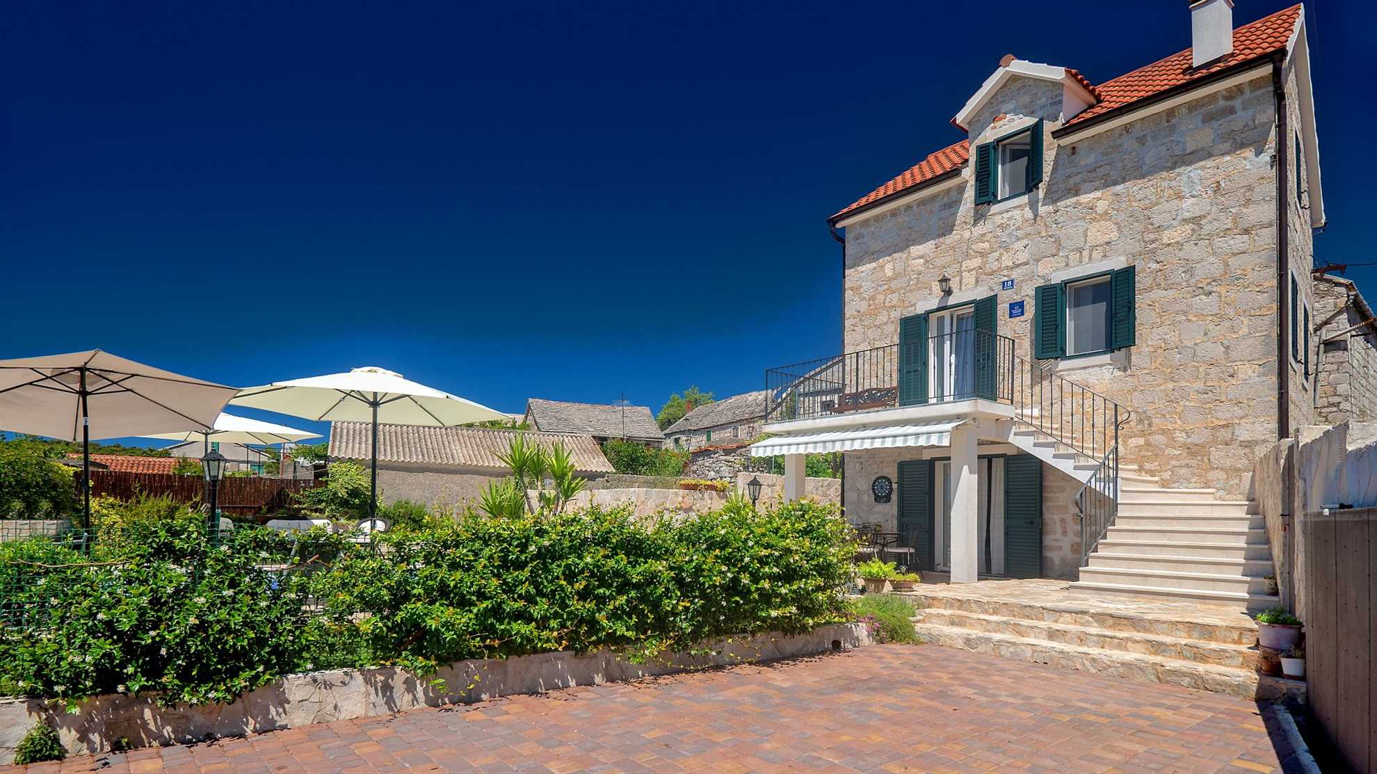 Lovely and traditional stone villa in Donje Selo