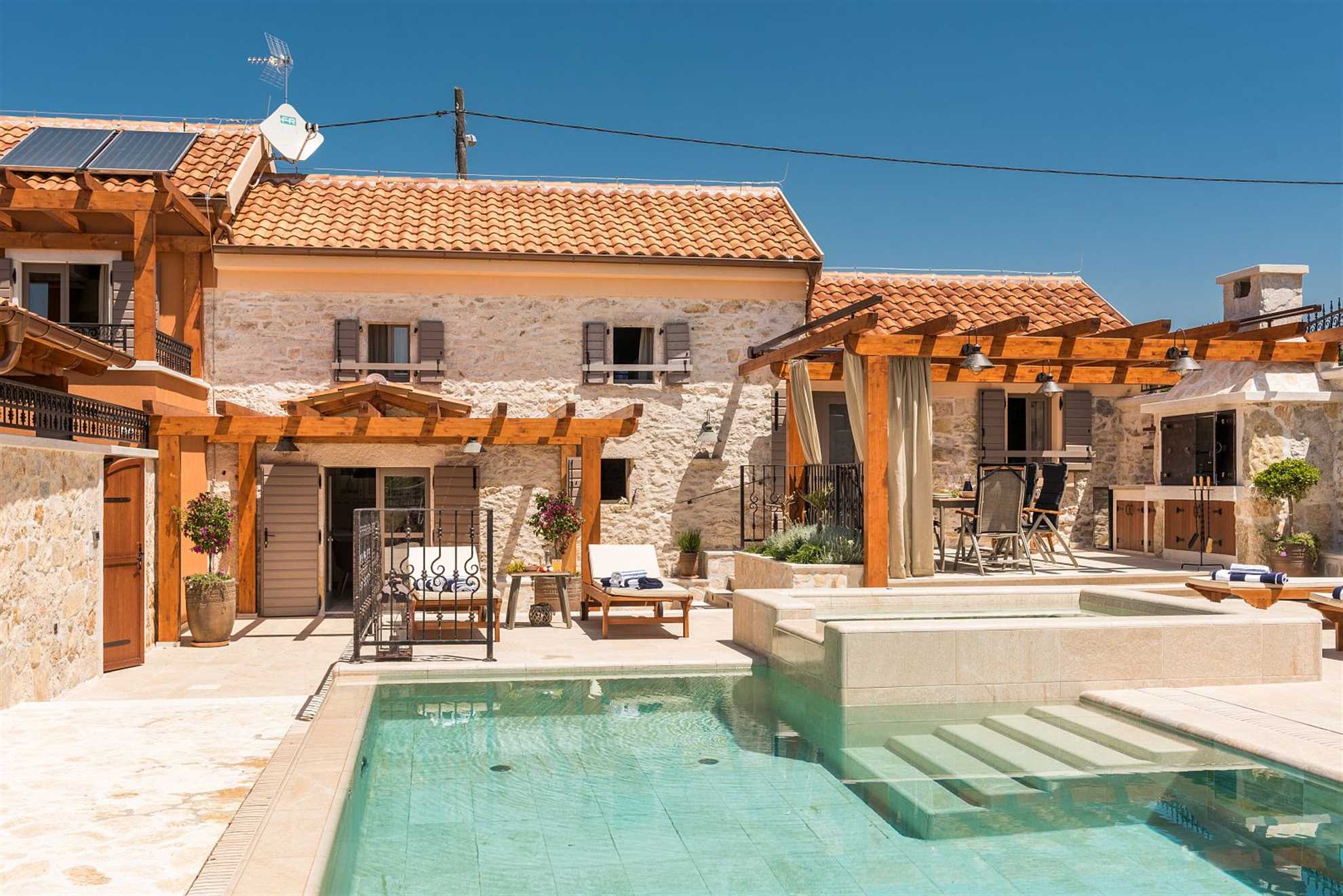 Traditional stone house with pool in Skradin