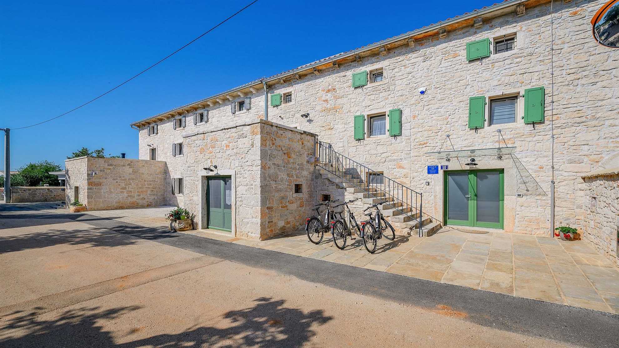 Classic Istrian house with outdoor jacuzzi