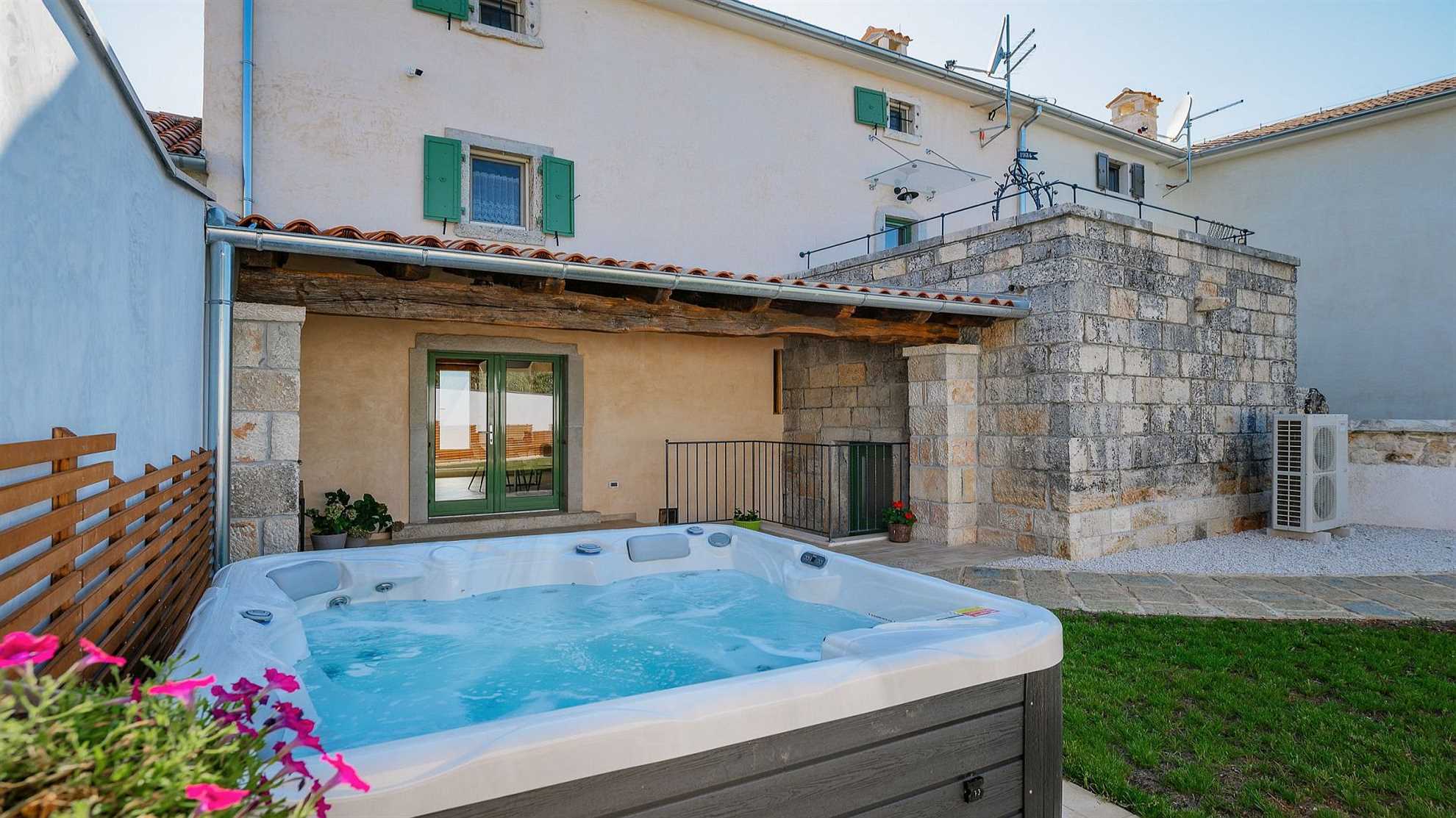 Classic Istrian house with outdoor jacuzzi