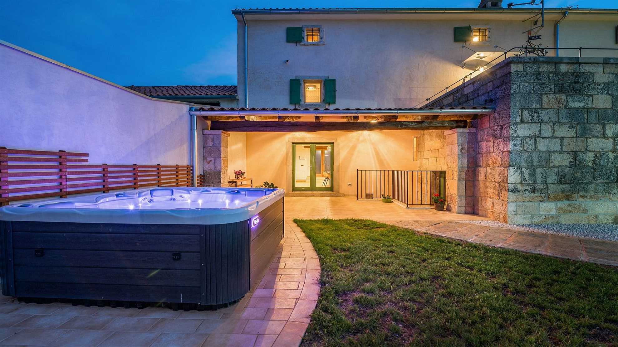 Classic Istrian house with outdoor jacuzzi