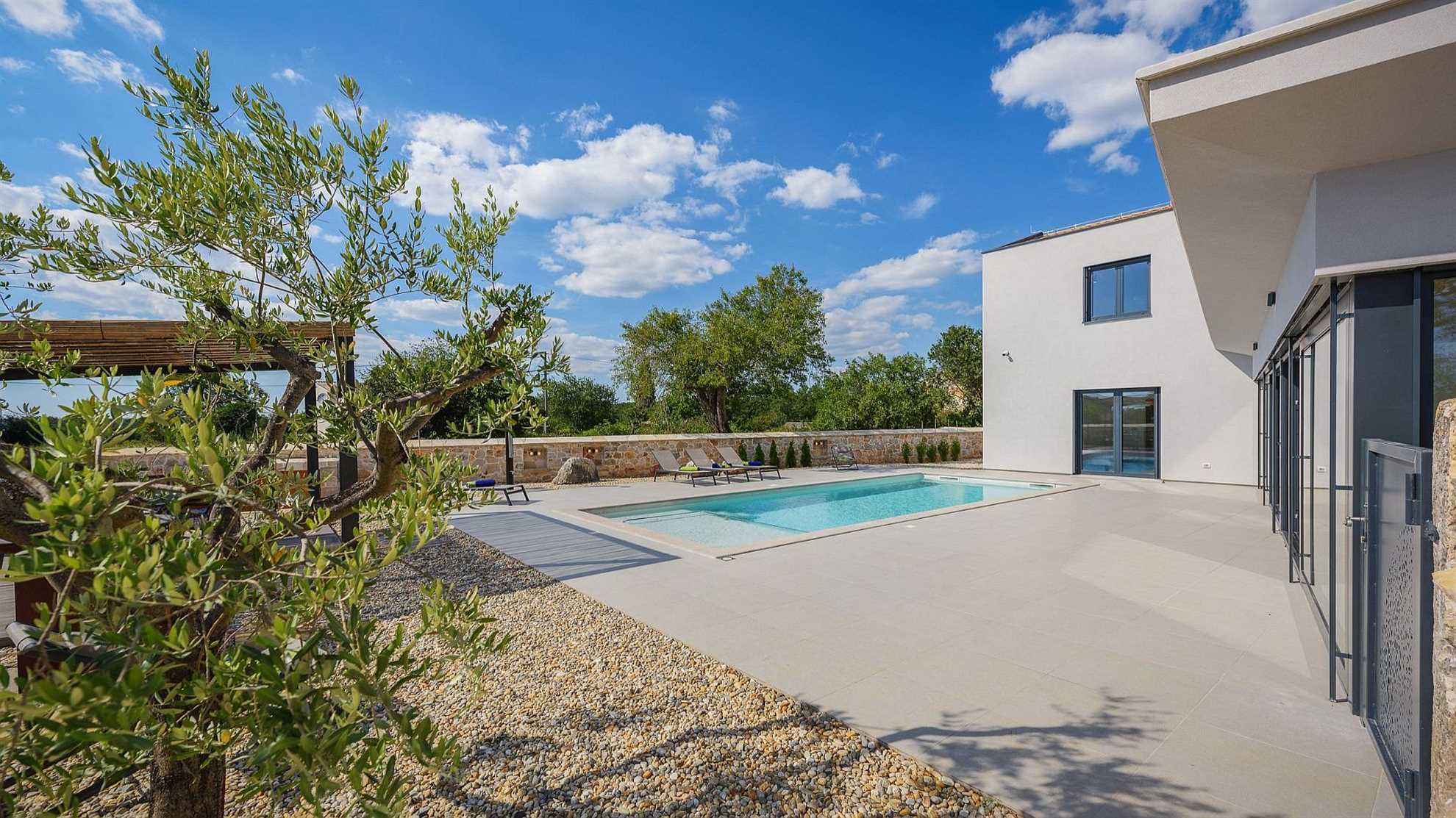 Beautiful and modern villa with swimming pool
