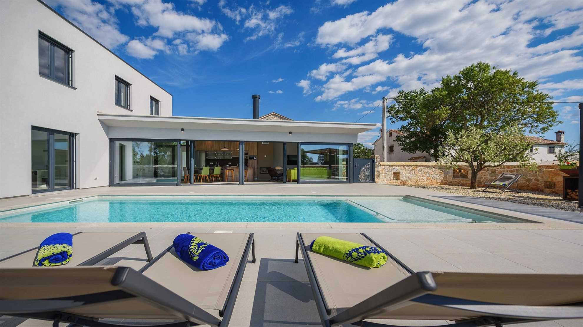 Beautiful and modern villa with swimming pool