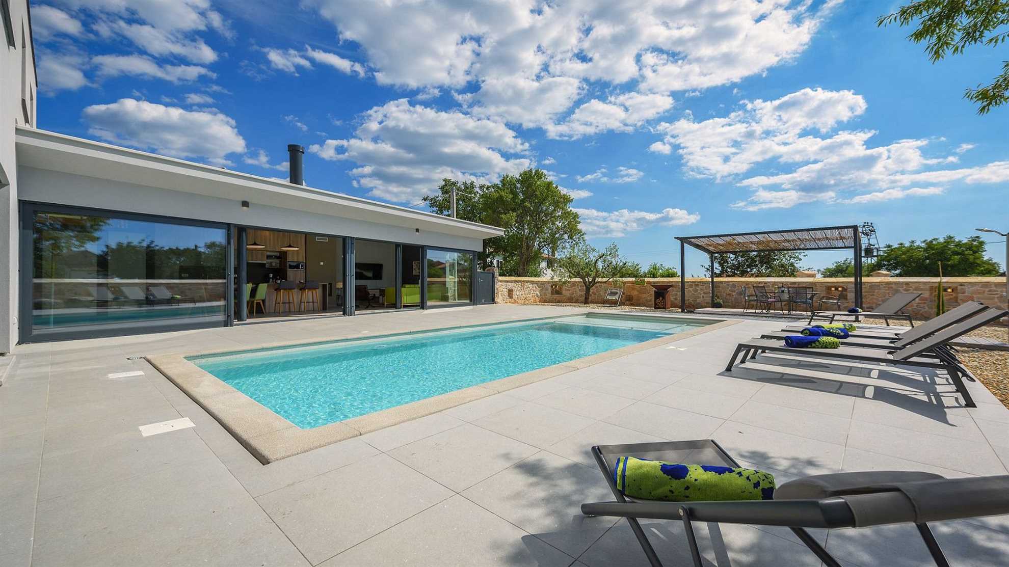 Beautiful and modern villa with swimming pool