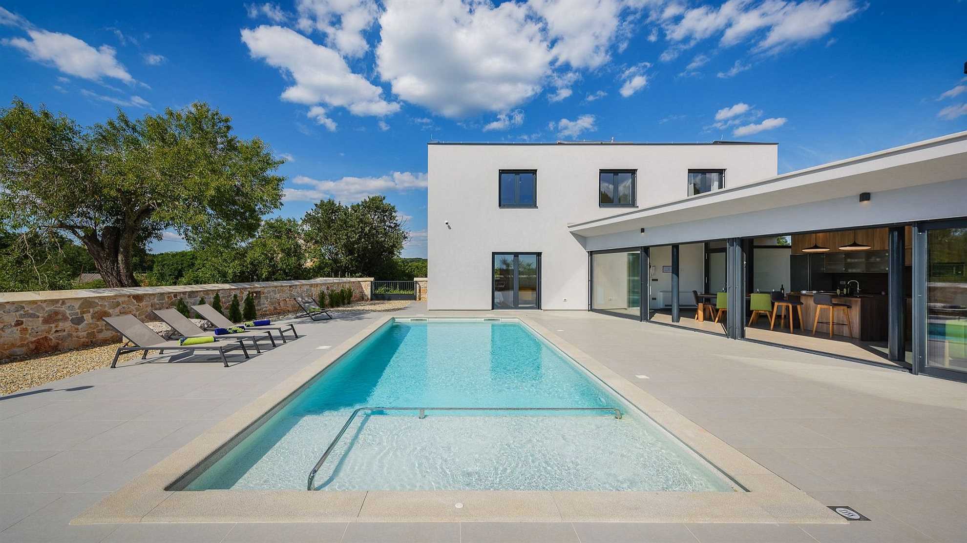 Beautiful and modern villa with swimming pool