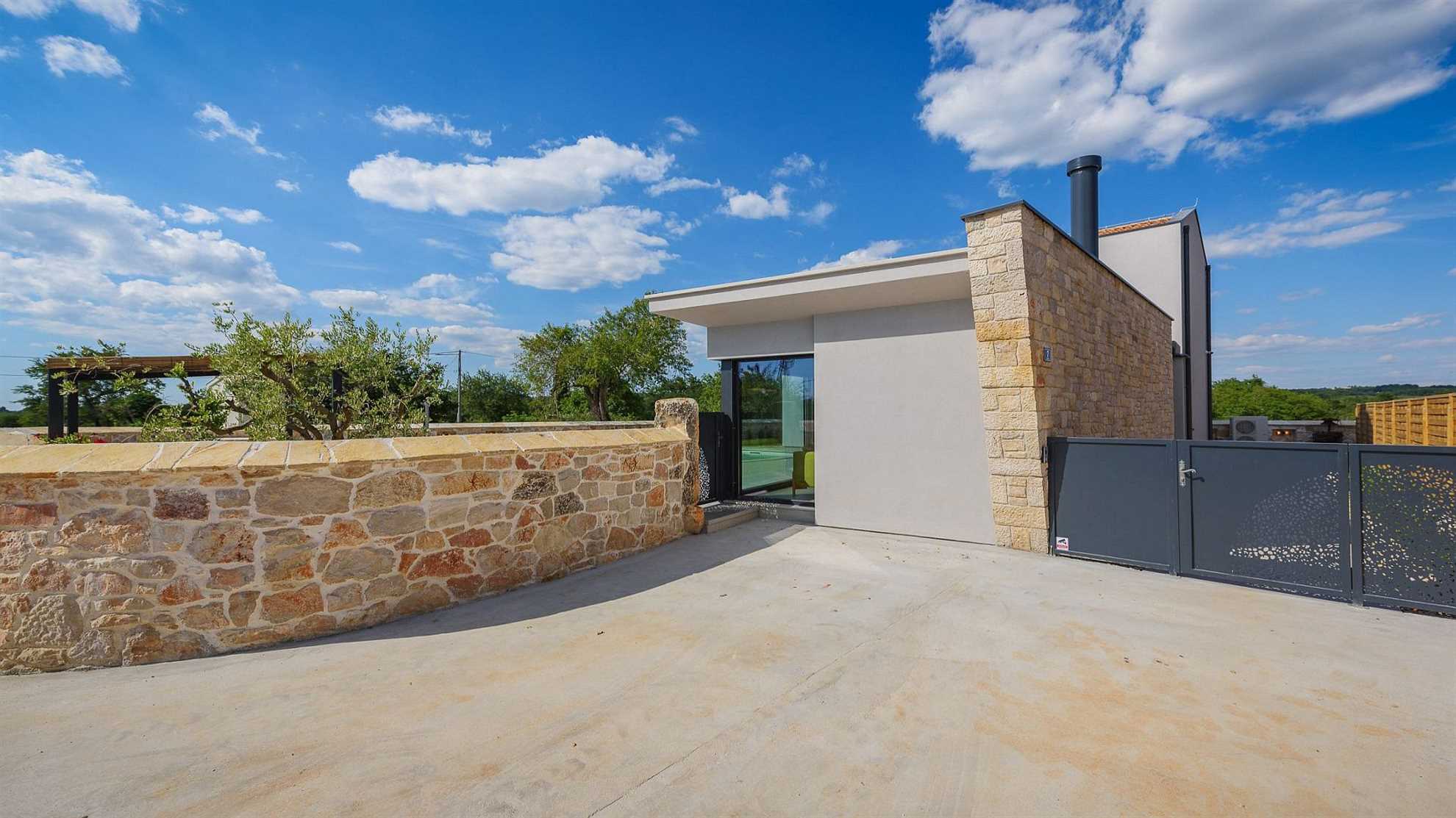 Beautiful and modern villa with swimming pool