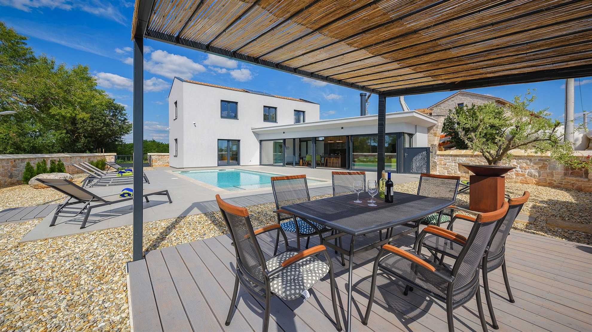 Beautiful and modern villa with swimming pool