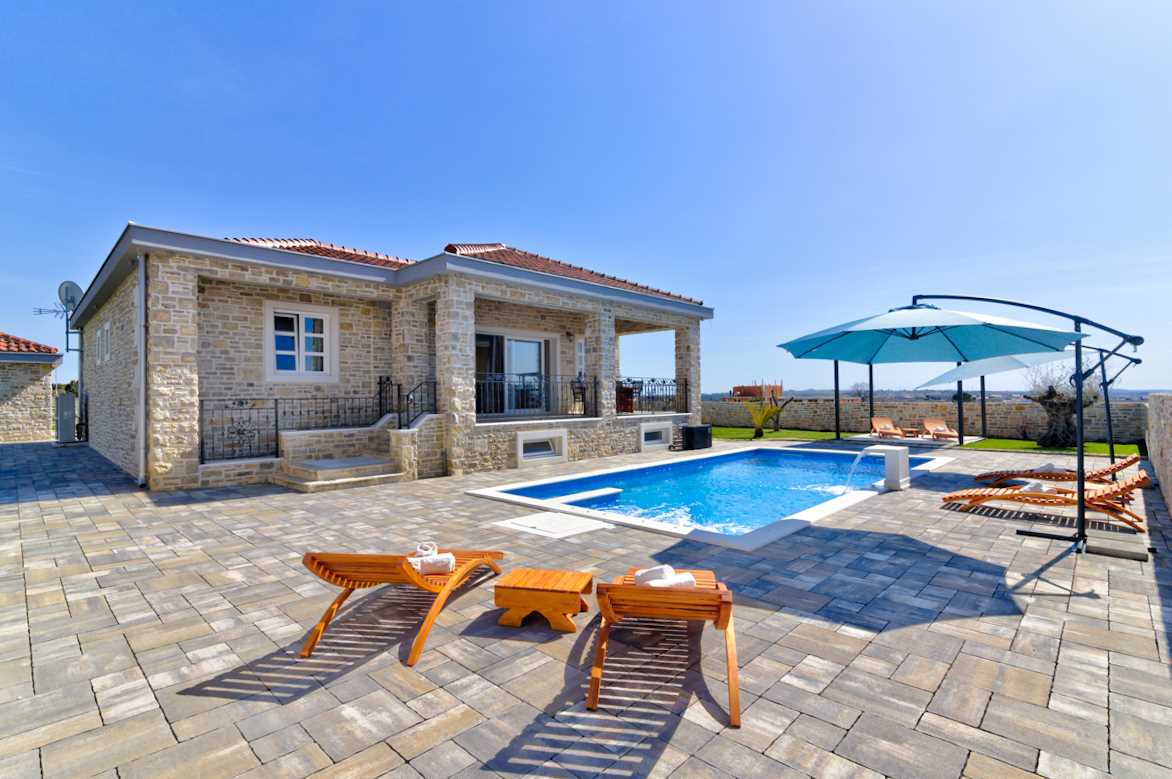 Beatifull stone villa in northern Dalmatia with heated pool