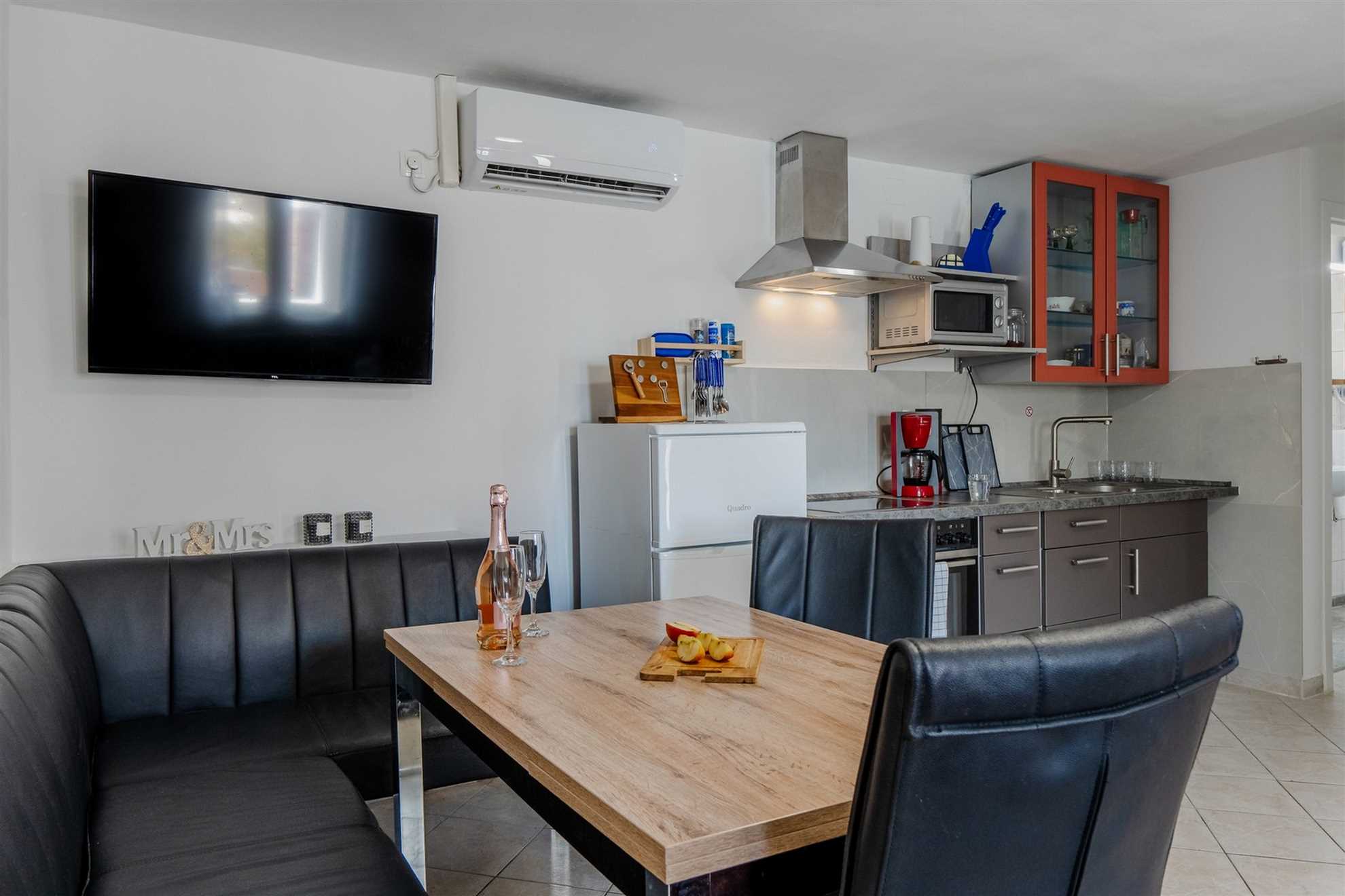 App Jurčević 1 - for 2-4 persons | quiet location | just 200m from beach