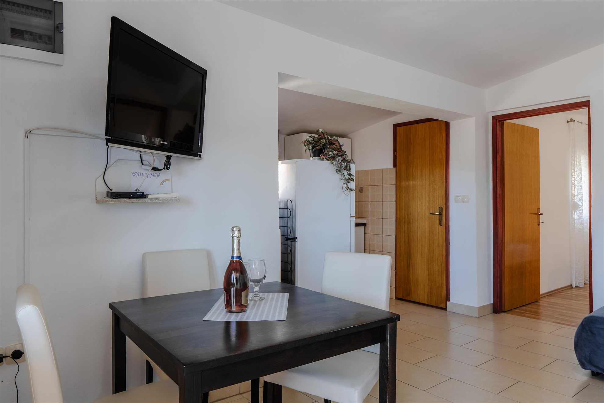 App Josipović 1 - Apartment with balcony | for 2-4 persons | BBQ