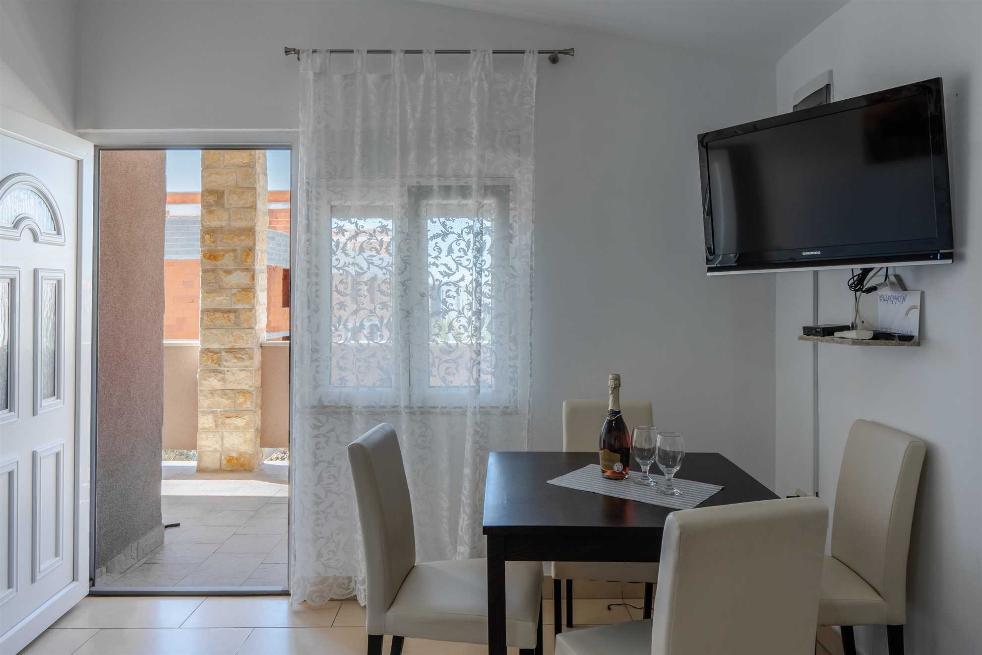 App Josipović 1 - Apartment with balcony | for 2-4 persons | BBQ