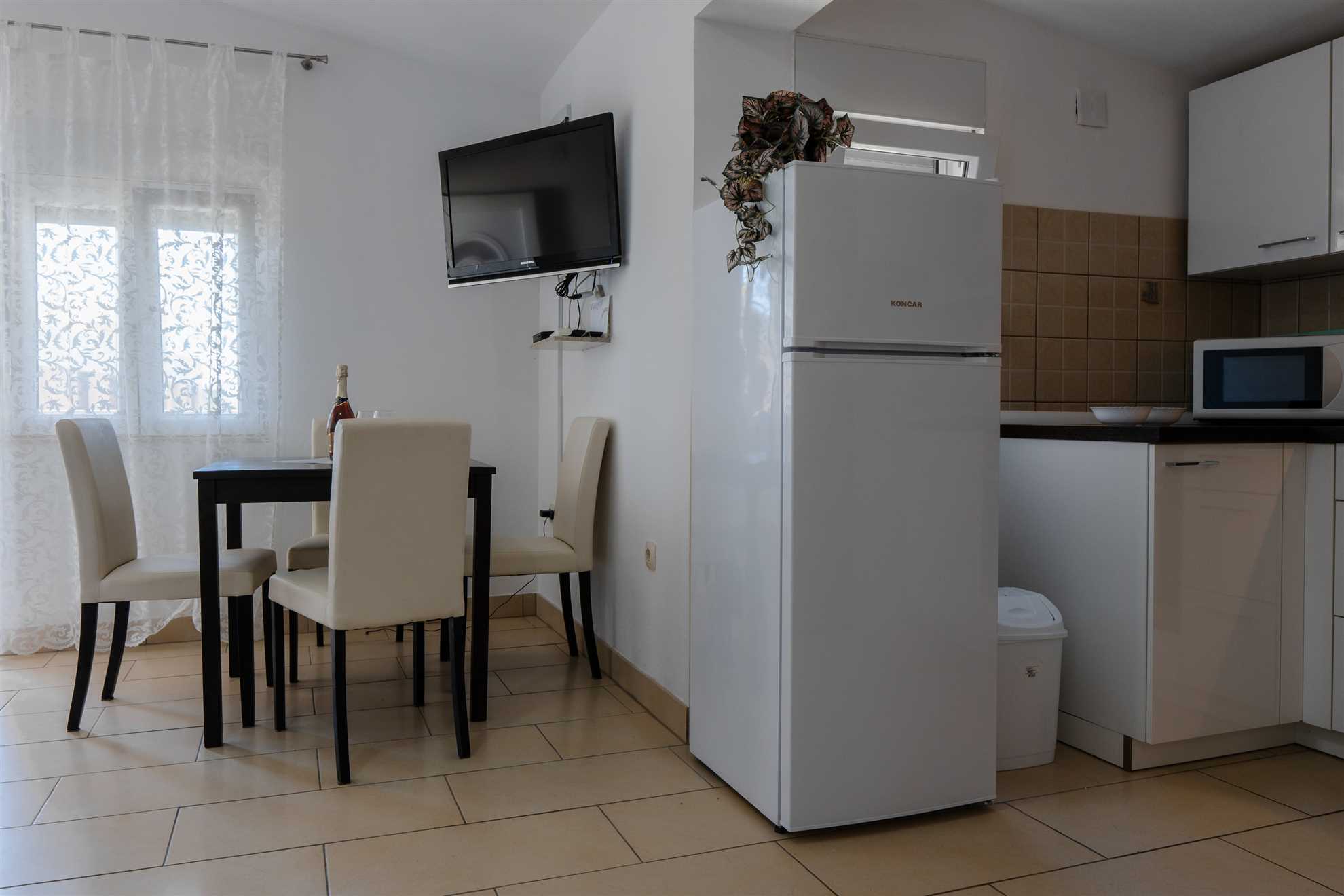 App Josipović 1 - Apartment with balcony | for 2-4 persons | BBQ