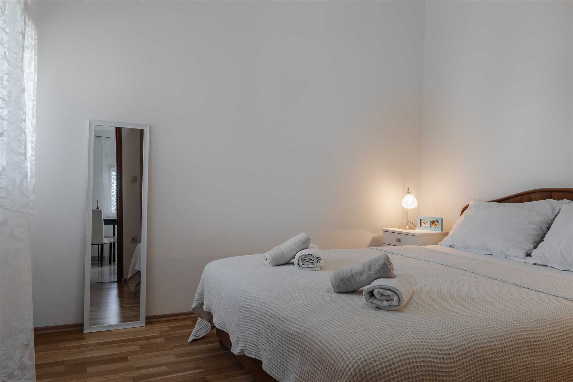 App Josipović 1 - Apartment with balcony | for 2-4 persons | BBQ
