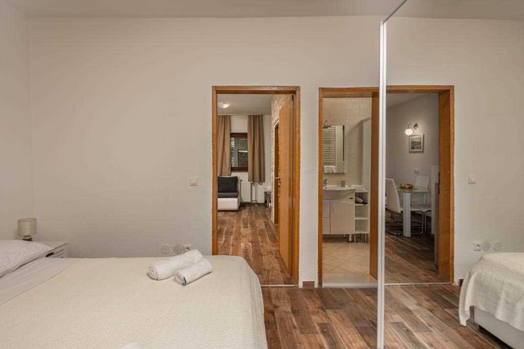 Jednosobni apartman s pogledom na more i balkonom, privatnim parkingom, dozvoljeni kućni ljubimci