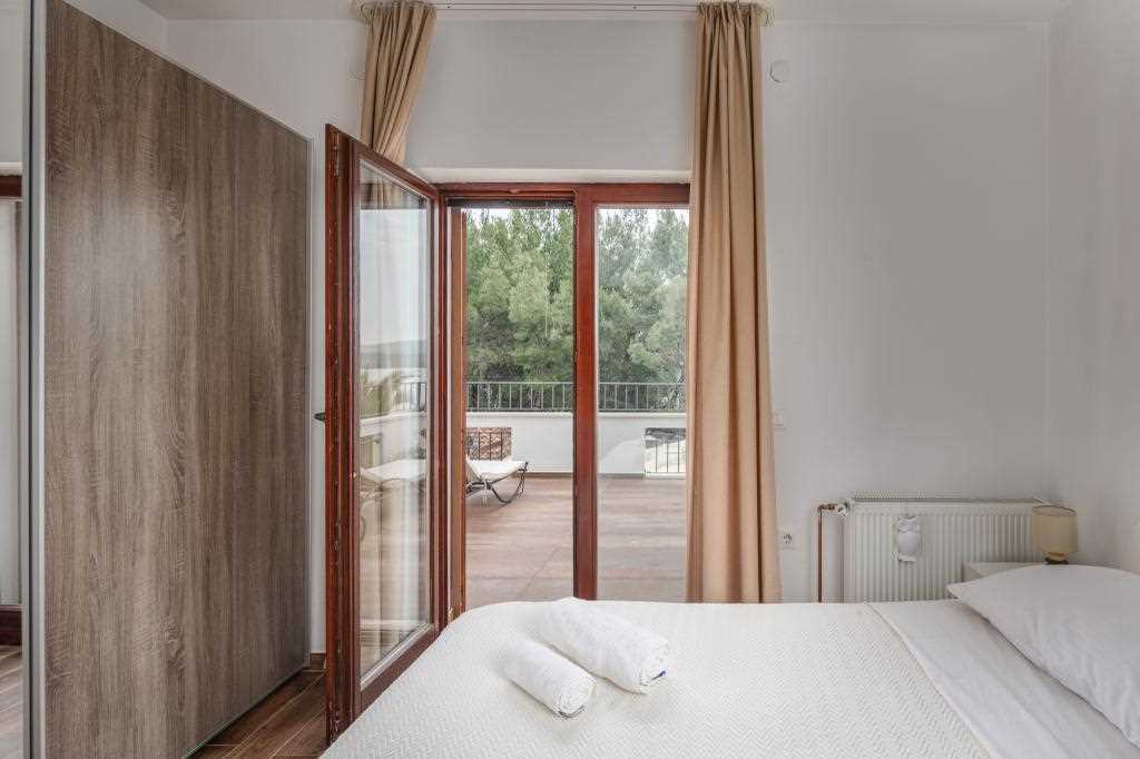Jednosobni apartman s pogledom na more i balkonom, privatnim parkingom, dozvoljeni kućni ljubimci