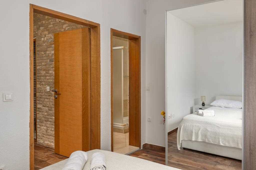 Jednosobni apartman s pogledom na more i balkonom, privatnim parkingom, dozvoljeni kućni ljubimci