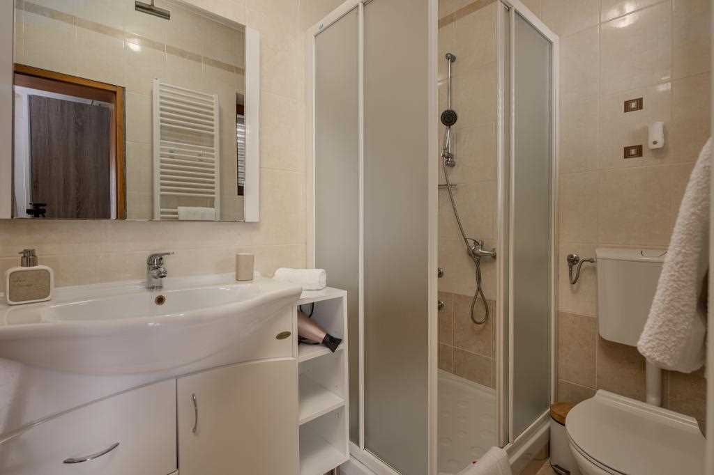Jednosobni apartman s pogledom na more i balkonom, privatnim parkingom, dozvoljeni kućni ljubimci