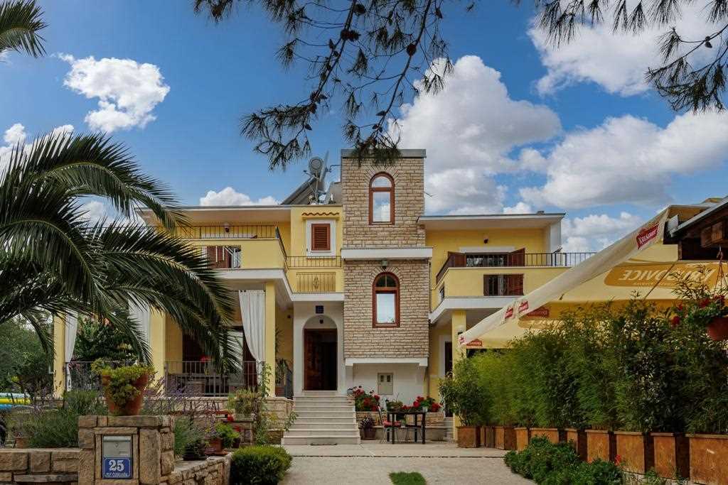 Jednosobni apartman s pogledom na more i balkonom, privatnim parkingom, dozvoljeni kućni ljubimci