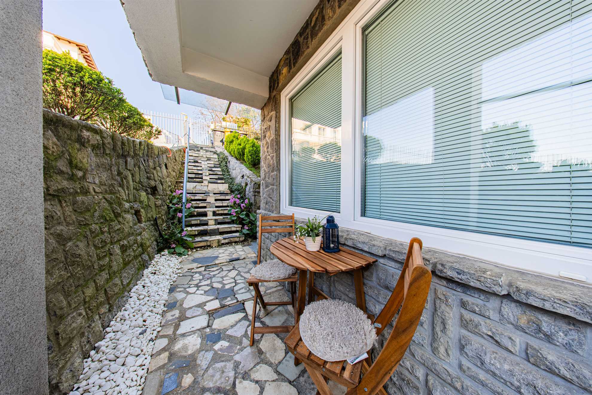 Flex SelfCheckIns 221 / Studio / Terrace