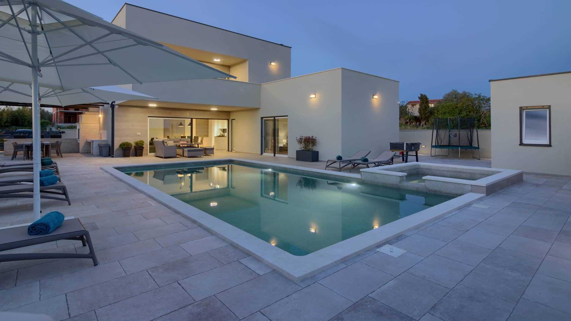 Villa Mako - The modern luxury villa with swimming pool and whirlpool in a quiet suburb of Pula
