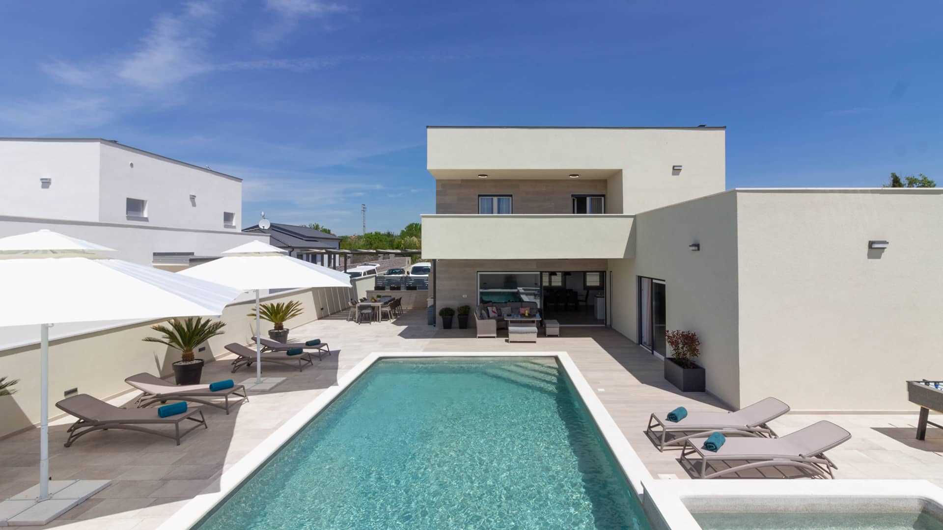 Villa Mako - The modern luxury villa with swimming pool and whirlpool in a quiet suburb of Pula
