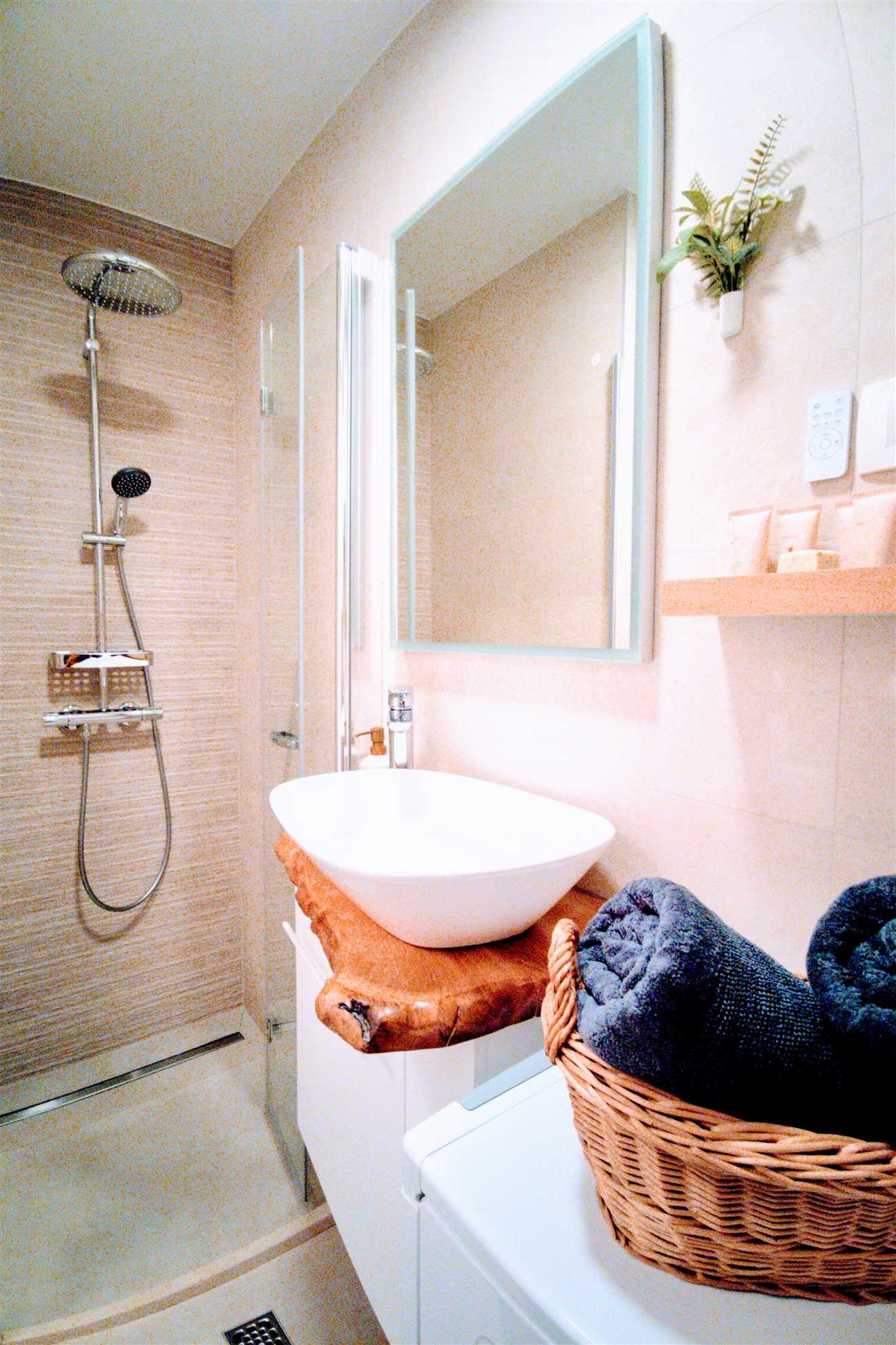 Garden view apartment-150m from beach-free parking
