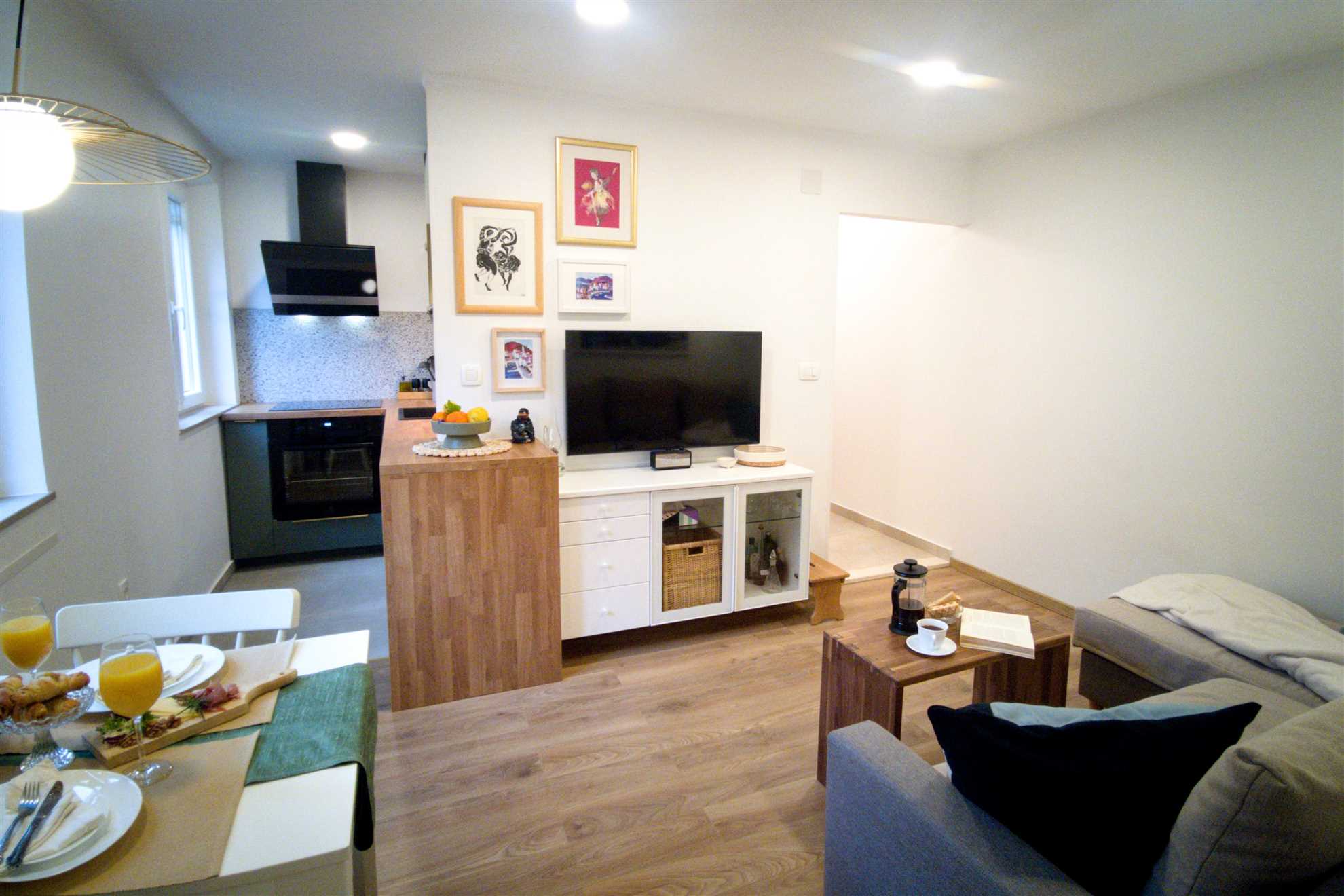 Garden view apartment-150m from beach-free parking