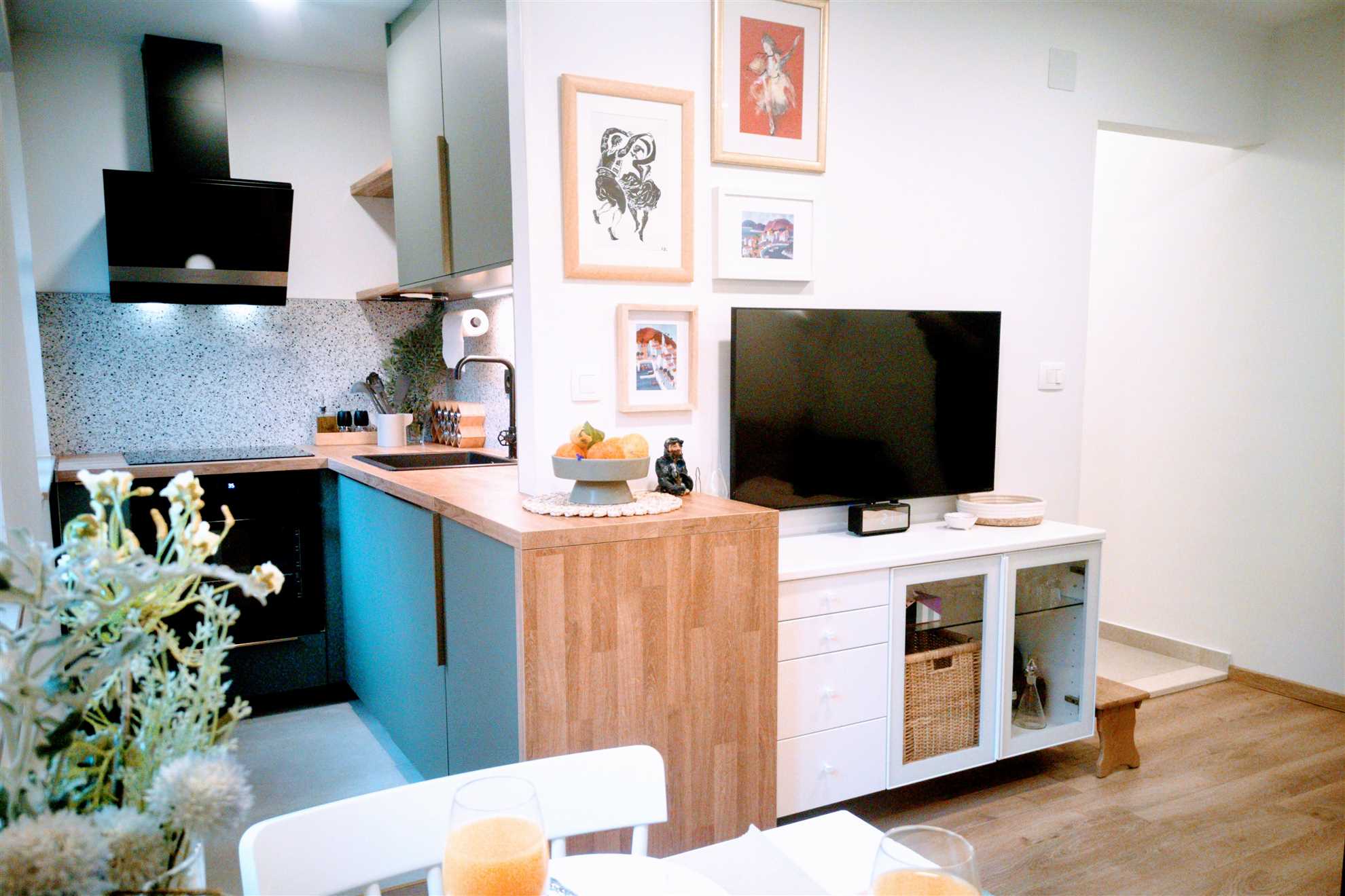 Garden view apartment-150m from beach-free parking