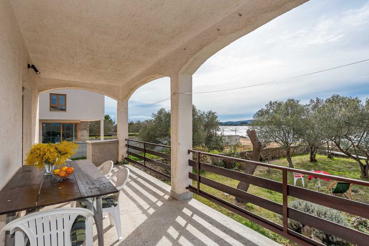 Beachfront Apartment Lostura with sea view