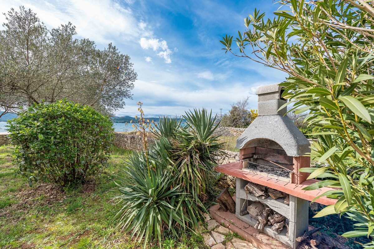 Beachfront Apartment Lostura with sea view