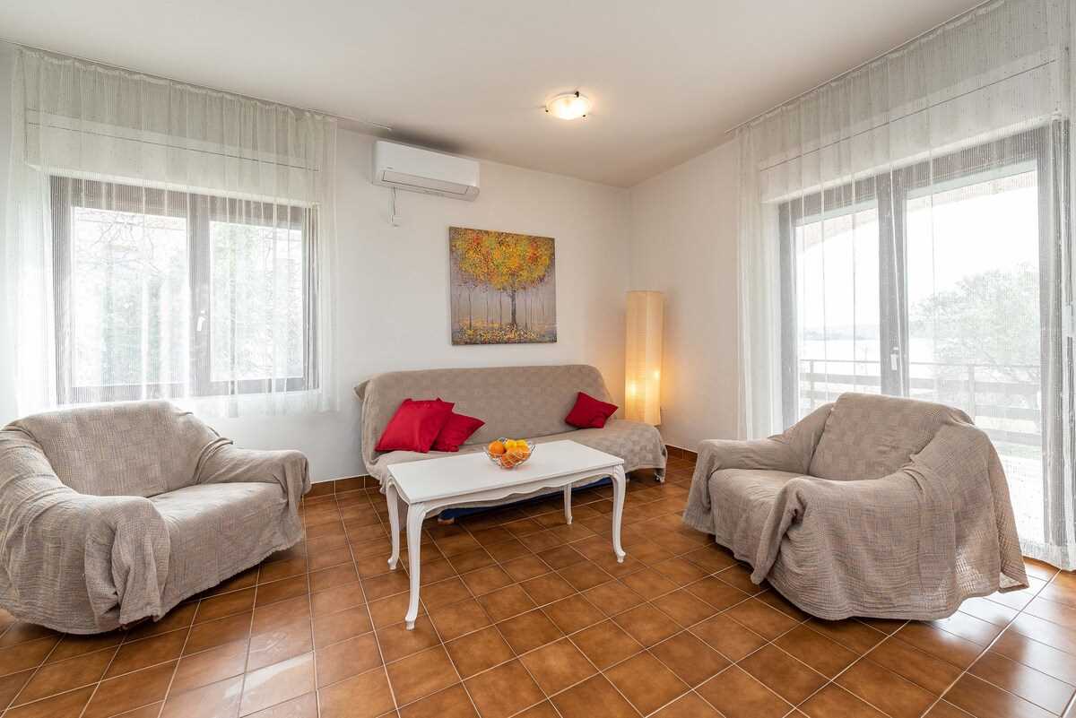 Beachfront Apartment Lostura with sea view