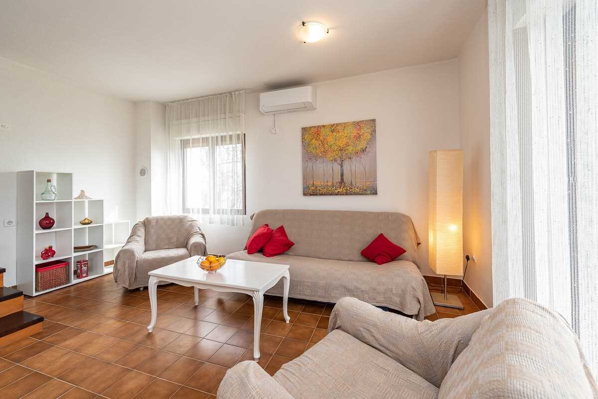 Beachfront Apartment Lostura with sea view