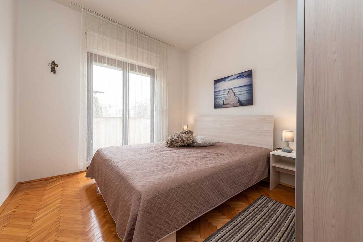 Beachfront Apartment Lostura with sea view