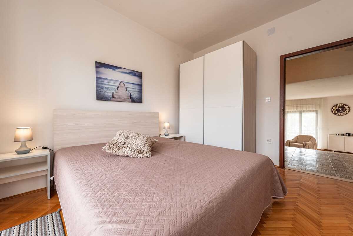 Beachfront Apartment Lostura with sea view