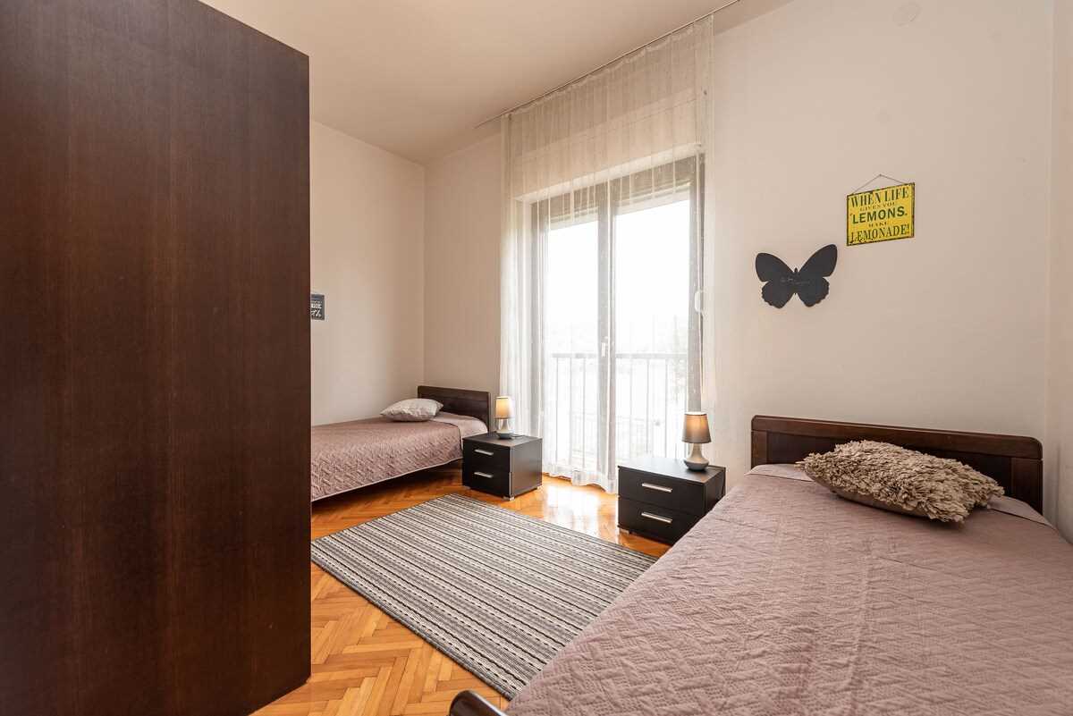 Beachfront Apartment Lostura with sea view