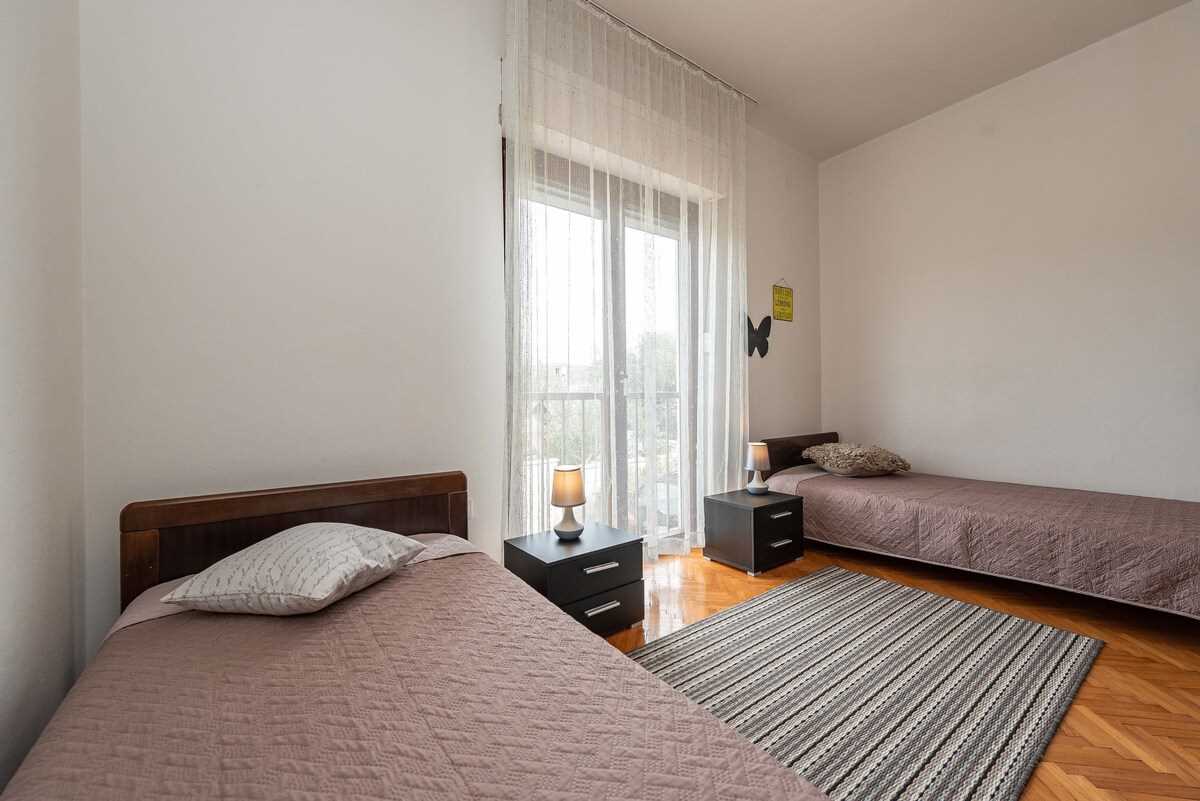 Beachfront Apartment Lostura with sea view