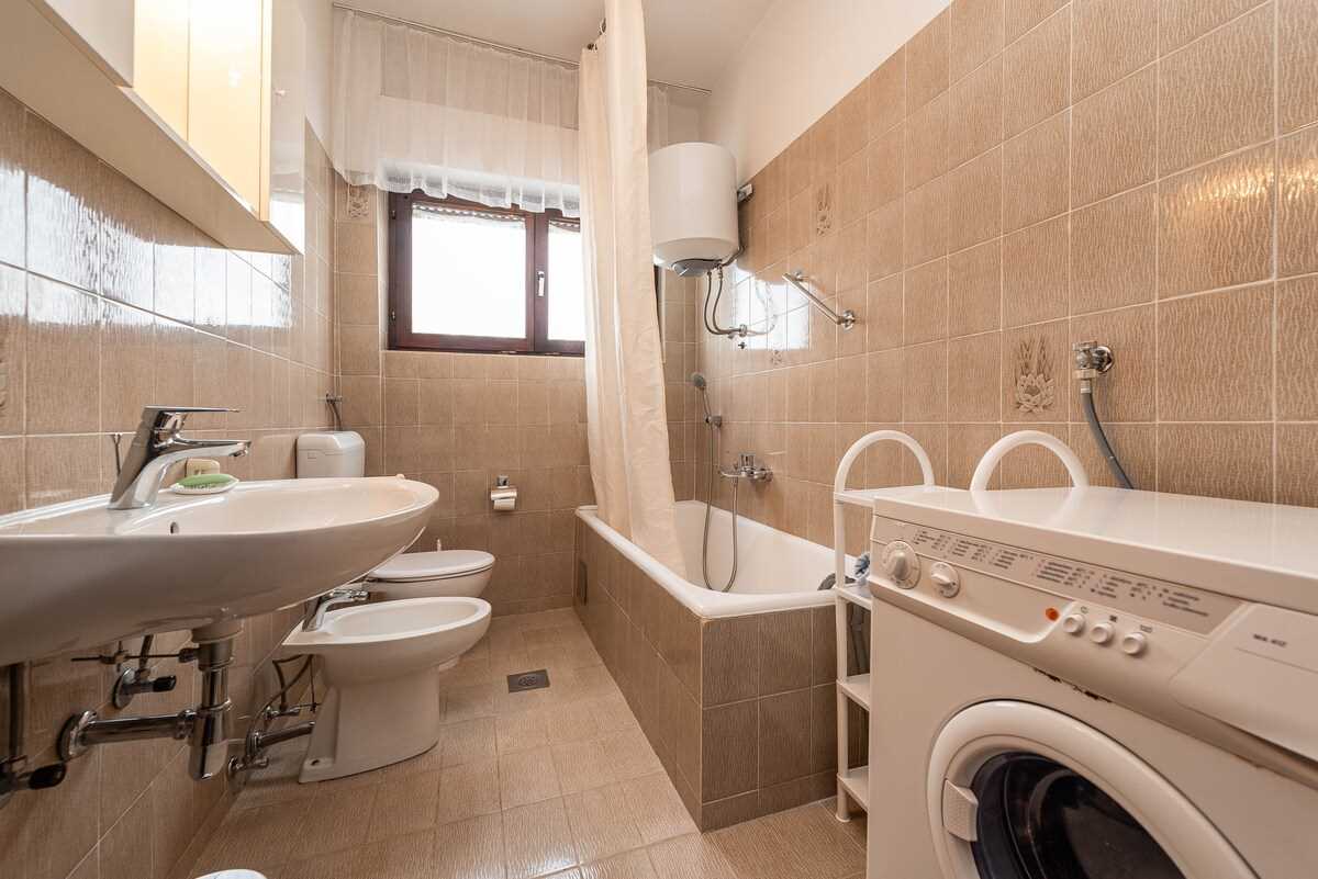 Beachfront Apartment Lostura with sea view