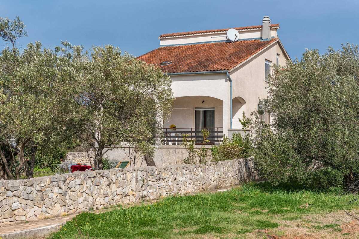 Beachfront Apartment Lostura with sea view