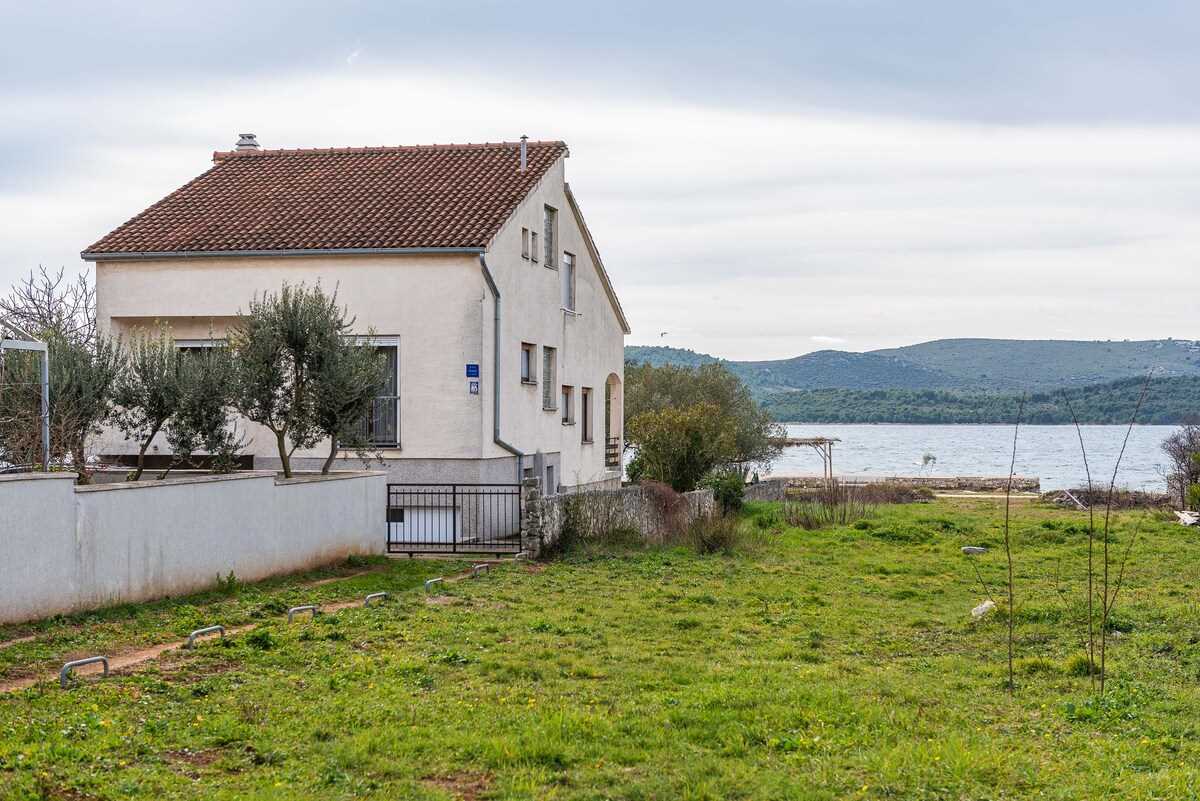 Beachfront Apartment Lostura with sea view