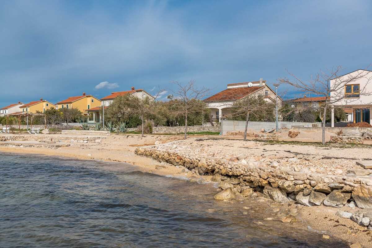 Beachfront Apartment Lostura with sea view